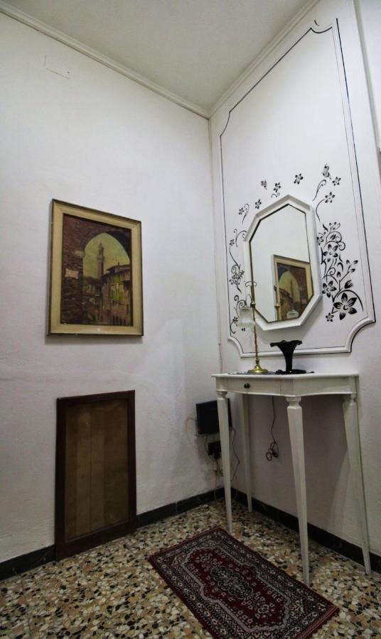 The House To The Walls Sienne Extérieur photo